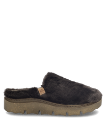 Grauer Hausschuh aus weichem Fellimitat ohne Verschluss. Die dicke Sohle besteht aus robustem Material mit leichtem Profil.