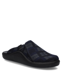 Bequemer Hausschuh in dunkelblauem Karomuster ohne Verschluss. Weiches Textilmaterial mit schwarzer Sohle für gemütliches Tragen.