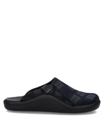 Bequemer Hausschuh in dunkelblauem Karomuster ohne Verschluss. Weiches Textilmaterial mit schwarzer Sohle für gemütliches Tragen.