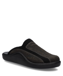 Brauner Hausschuh aus Filz ohne Verschluss mit schwarzem Rand. Bequeme Sohle für drinnen ideal für gemütliche Stunden.