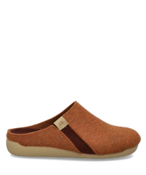 Brauner Hausschuh aus Filz ohne Verschluss mit beigem Sohlenteil. Schlichtes Design mit Logo-Label an der Seite.