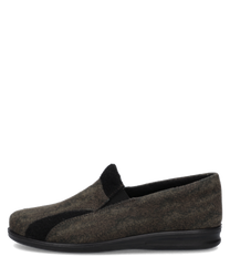 Brauner Filzhausschuh mit schwarzem Akzent und Schlupfdesign. Bequeme Sohle für den Innenbereich.