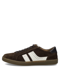 Brauner Sneaker aus Wildleder mit Schnürung und weißem Seitenstreifen. Gummisohle in Beige mit dezenten Nähten für einen klassischen Look.