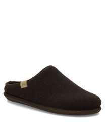 Brauner Hausschuh aus Filz ohne Verschluss mit weichem Einstieg und flacher Sohle. Dezentes Logo-Label an der Seite.