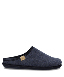 Grauer Filzhausschuh ohne Verschluss mit schwarzer Sohle. Dezentes Markenlogo an der Seite sorgt für einen klassischen Look.