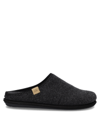 Grauer Hausschuh aus Filz ohne Verschluss mit schwarzer Sohle. Der Schuh hat einen dezenten Logo-Aufnäher an der Seite.
