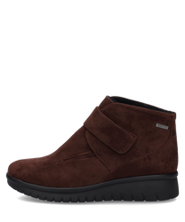 Braune Stiefelette aus Wildleder mit Klettverschluss. Robuste schwarze Sohle für optimalen Halt.