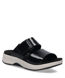 Schwarze Sandale mit Klettverschluss und glänzender Oberfläche. Weiße Sohle für hohen Komfort und modischen Look.