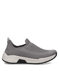 Grauer Sneaker aus Mesh mit Gummizug für einfaches Anziehen. Der Schuh hat eine weiße Sohle und ein schlichtes modernes Design.