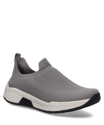 Grauer Sneaker aus Mesh mit Gummizug für einfaches Anziehen. Der Schuh hat eine weiße Sohle und ein schlichtes modernes Design.