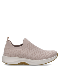 Beiger Sneaker aus Textil mit Rautenmuster. Der Schuh hat einen elastischen Gummizug und eine weiße Sohle.