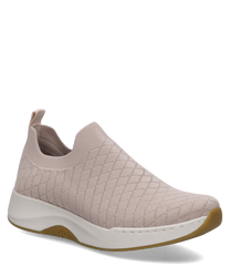 Beiger Sneaker aus Textil mit Rautenmuster. Der Schuh hat einen elastischen Gummizug und eine weiße Sohle.