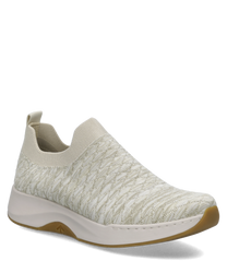 Beiger Sneaker aus Textil mit Gummizugverschluss. Der Schuh hat ein strukturiertes Obermaterial und eine weiße Sohle.