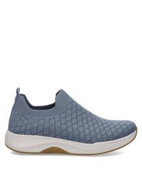 Blauer Sneaker aus gestricktem Material mit Gummizug. Weiße Sohle bietet Komfort und Flexibilität.