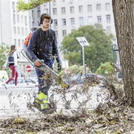 Professionelles Laubblasgerät von Husqvarna im Einsatz