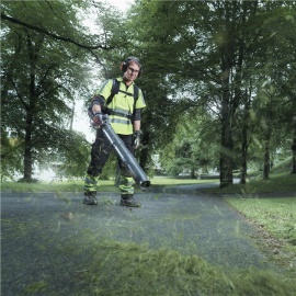 Professionelles Laubblasgerät von Husqvarna im Einsatz