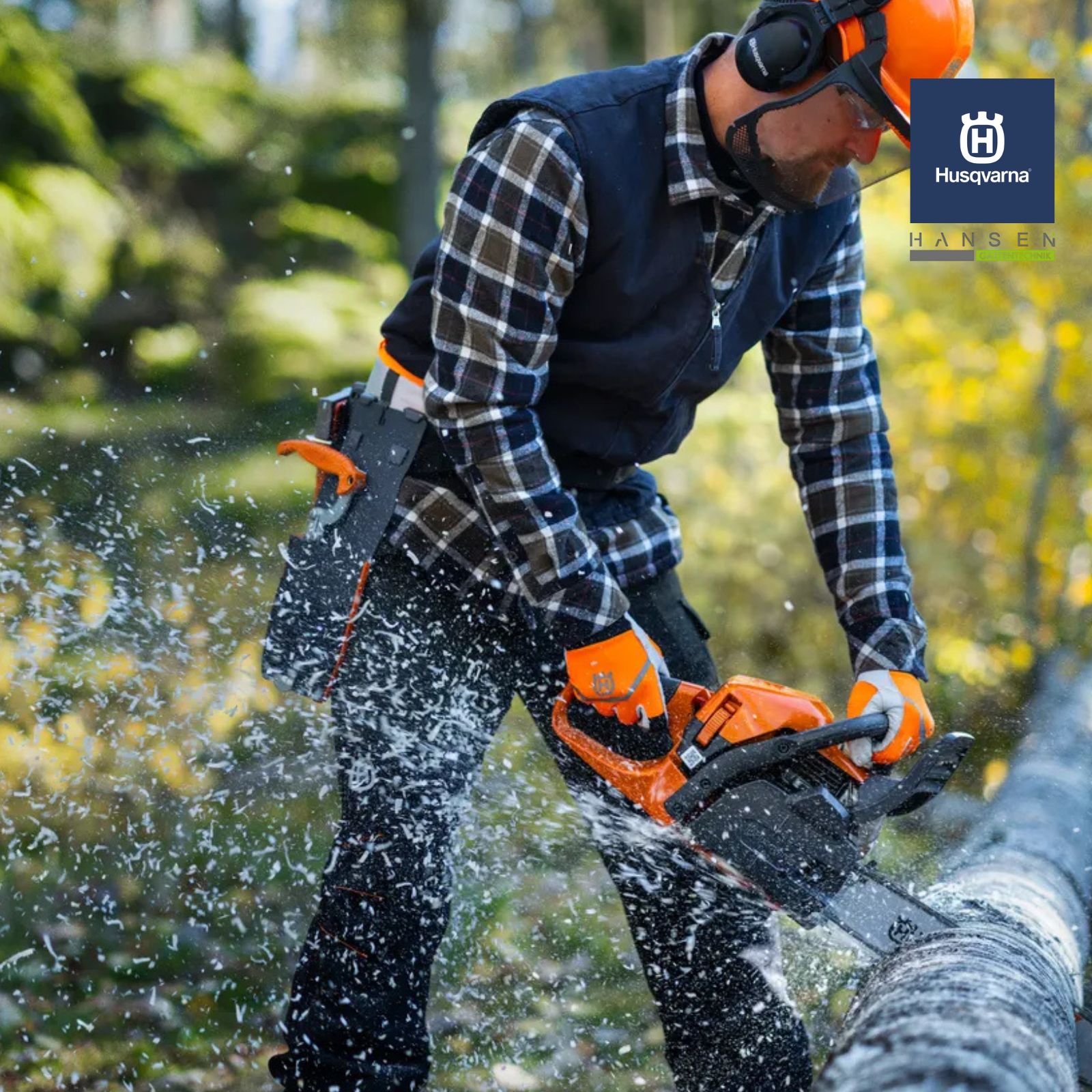 Abbildung zeigt weiteres Produktbild des Herstellers einer Husqvarna Motorsäge 445S 15 im Einsatz Abbildung zeigt weiteres Produktbild des Herstellers einer Husqvarna Motorsäge 445S 15 im Einsatz