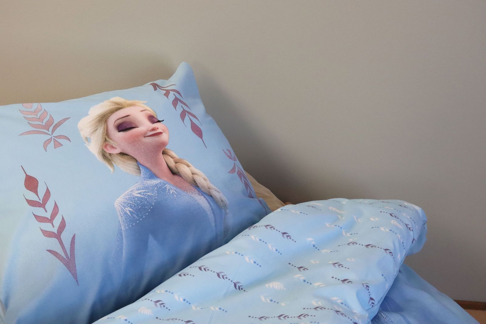 Disney Frozen Die Eiskönigin Wende-Bettwäsche 135x200 80x80 Baumwolle Elsa Anna Disney Frozen Die Eiskönigin Wende-Bettwäsche 135x200 80x80 Baumwolle Elsa Anna