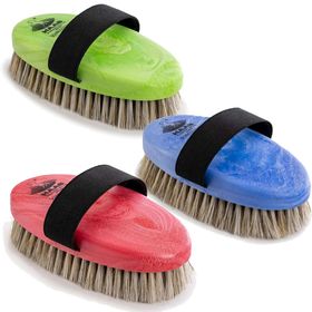 Haas Schmusebürste 

Schmusebürste
Die weichen, weißen Borsten der Schmusebürste sind ein Stück Extraliebe für das Pferd. Besonders für die empflindlichen Stellen.