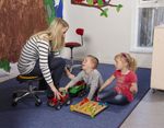 65100-1-rollhocker-mitKind.jpg