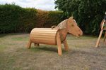 99048-Holzpferd-im-Garten.jpg