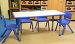N10009-w-bl--hoehenverstellbarer-tisch-im-Kindergarten-.jpg