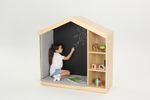84611-Spiel-und-Kuschelhaus-Kind-malt.jpg