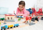 30600-Eisenbahnset-Kind-nah.jpg