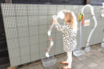 90560-outdoorzubehoer-detail-Kind-mit-kanne-und-wanne.png