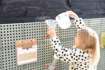 90560-outdoorzubehoer-detail-Kind-mit-kanne.png