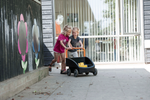 50000-571-schiebefahrzeug-mit-kinder-2.png