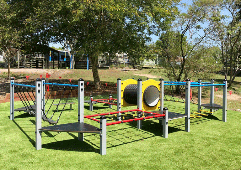 Kletterlandschaft aus Stahl mit Röhren, Netzen und Kletterpodesten Kletterlandschaft Stahlkonstruktion Kletterlandschaft aus Stahl mit Röhren, Netzen und Kletterpodesten Kletterlandschaft Stahlkonstruktion