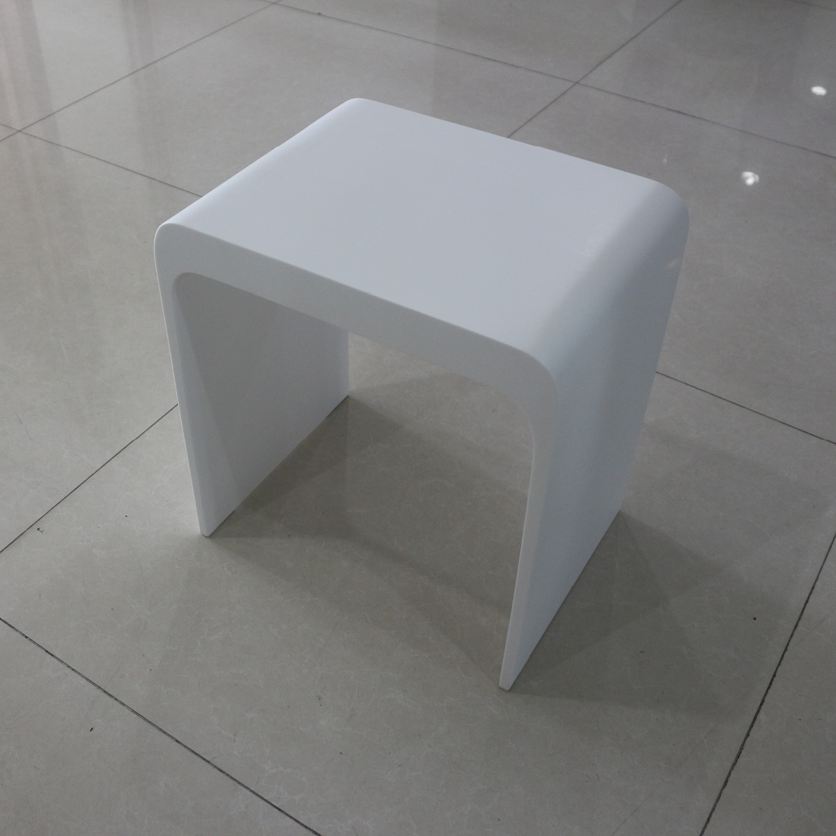 Design Badhocker aus Mineralguss freistehend Stuhl Hocker Duschstuhl