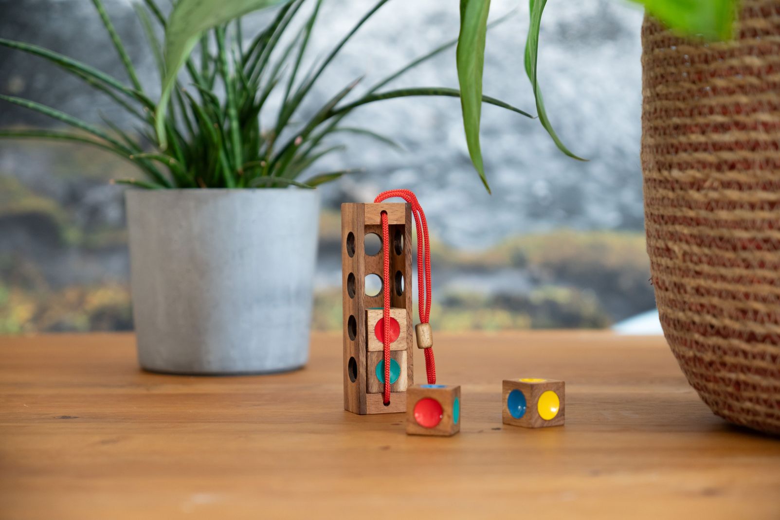 The Crazy Four - brainteaser with 4 colored dice in a wooden box