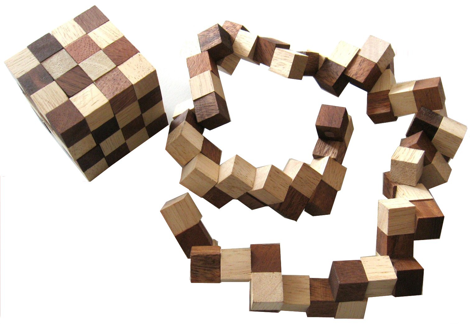 Куб змея. Кубик змейка деревянный. Деревянная змея кубик. Кубик из деревянной змейки кубик. Змея из кубиков деревянных.