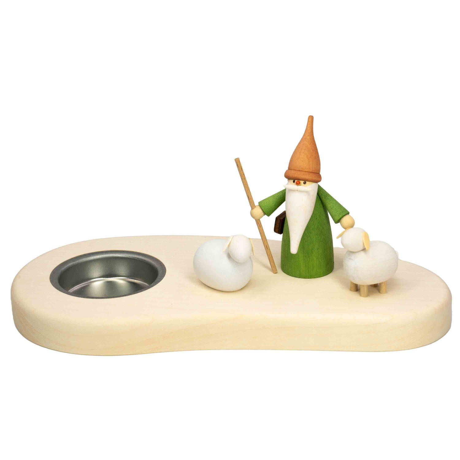 Ein moderner Teelichthalter aus Holz zeigt einen Schäferwichtel mit zwei Schafen der eine orange Mütze und ein grünes Gewand trägt