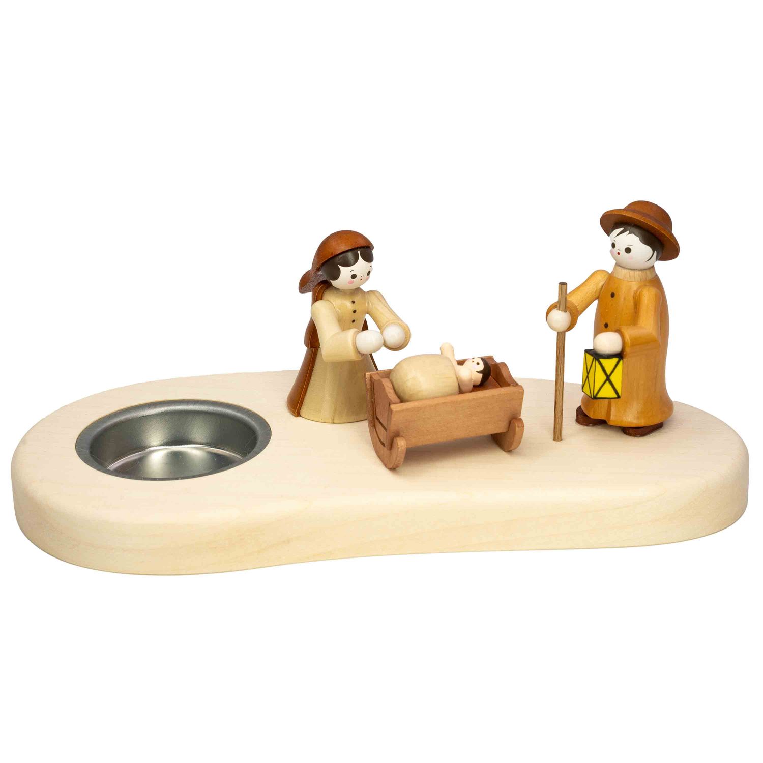 Ein moderner Teelichthalter aus Holz zeigt eine Weihnachtskrippe in Brauntönen mit Maria und Josef neben der Krippe mit Jesuskind