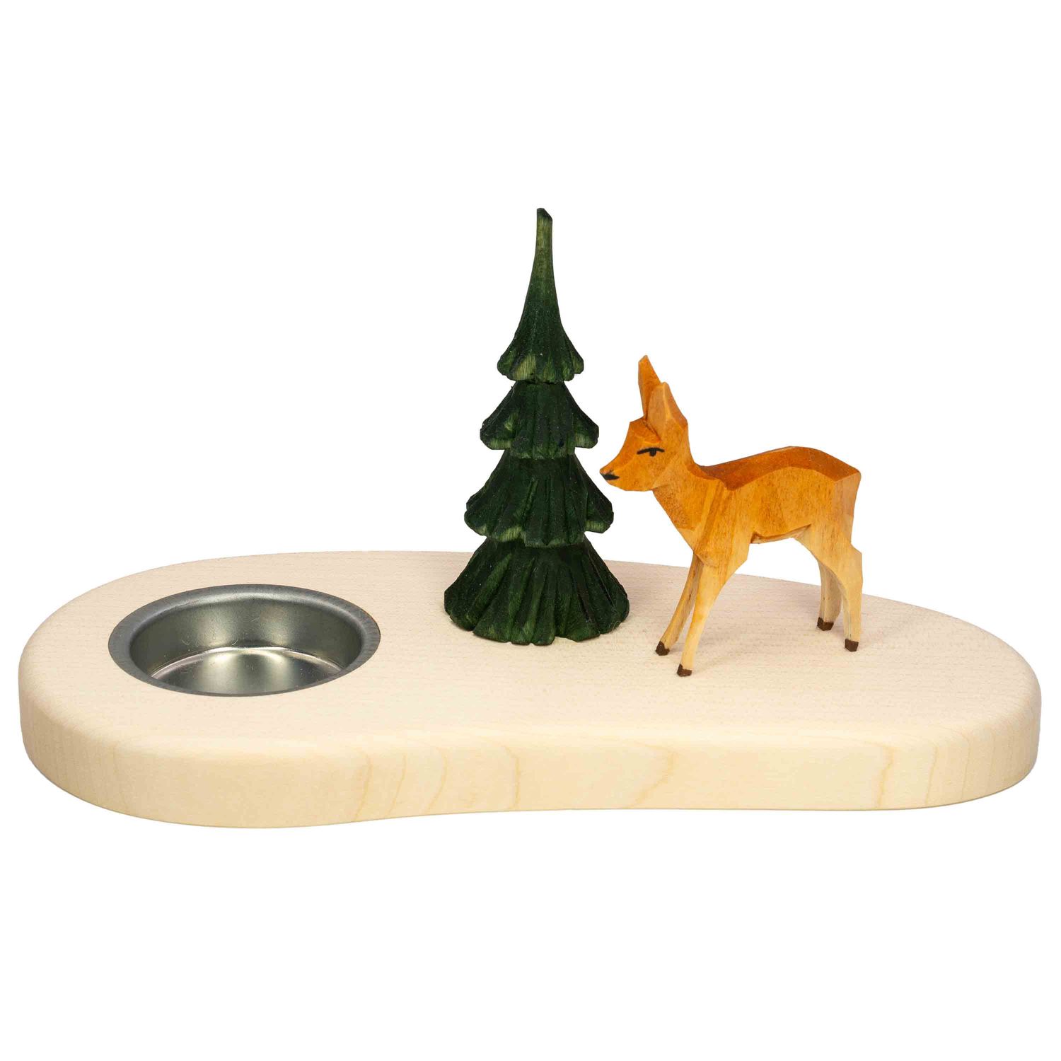 Ein moderner Teelichthalter aus Holz zeigt ein geschnitztes Reh das neben einem dunkelgrünen geschnitzten Tannenbaum steht