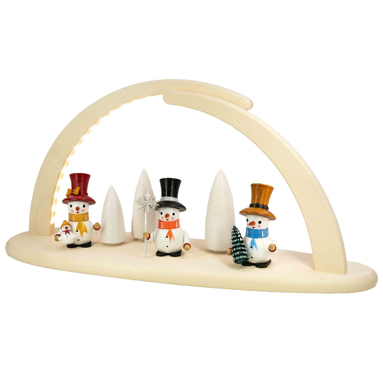 Ein moderner Lichterbogen zeigt drei Schneemänner mit Zylindern und bunten Schals zwischen weißen Bäumen