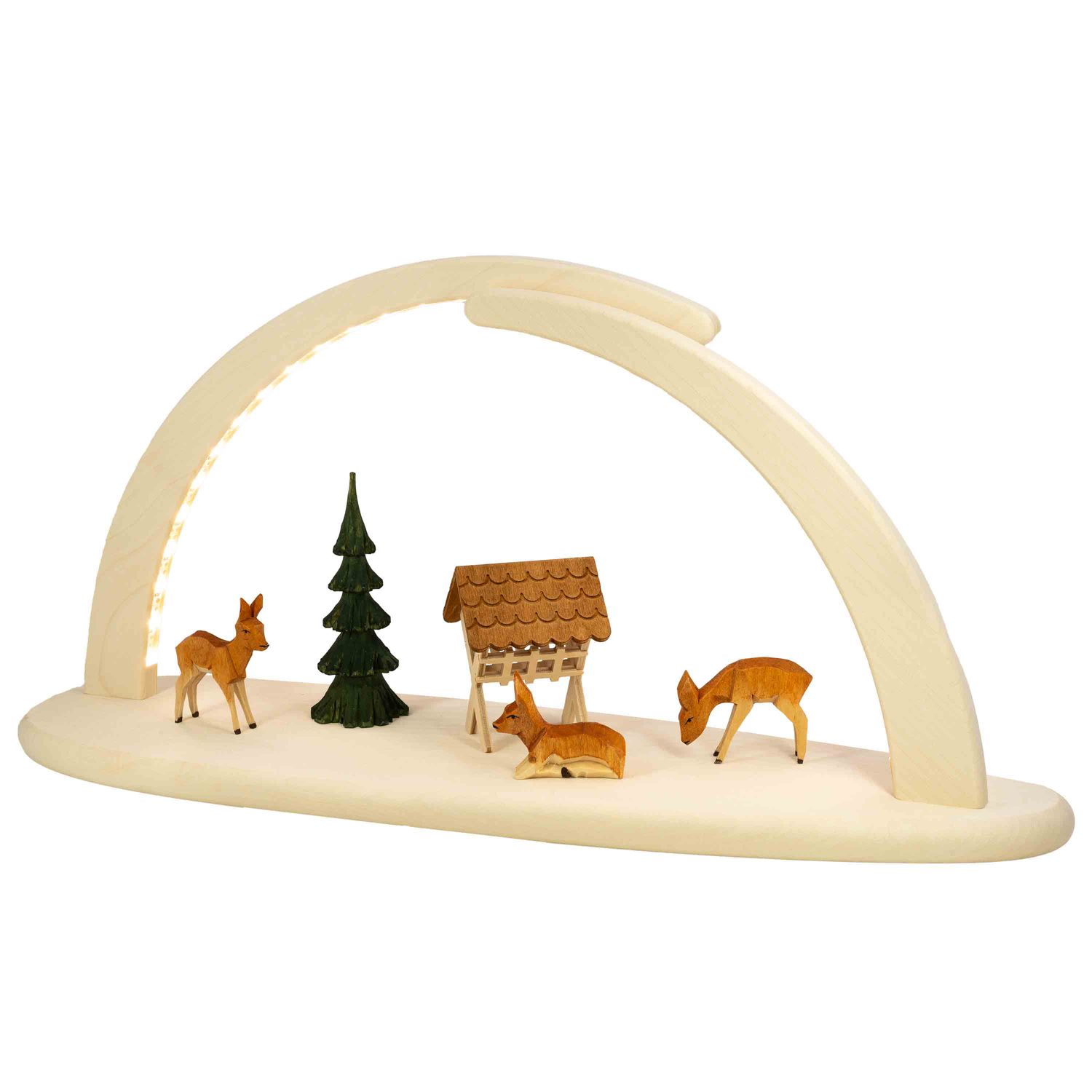 Ein moderner Lichterbogen zeigt eine geschnitzte Waldszene mit drei Rehen einer grünen Tanne und einer Futterkrippe