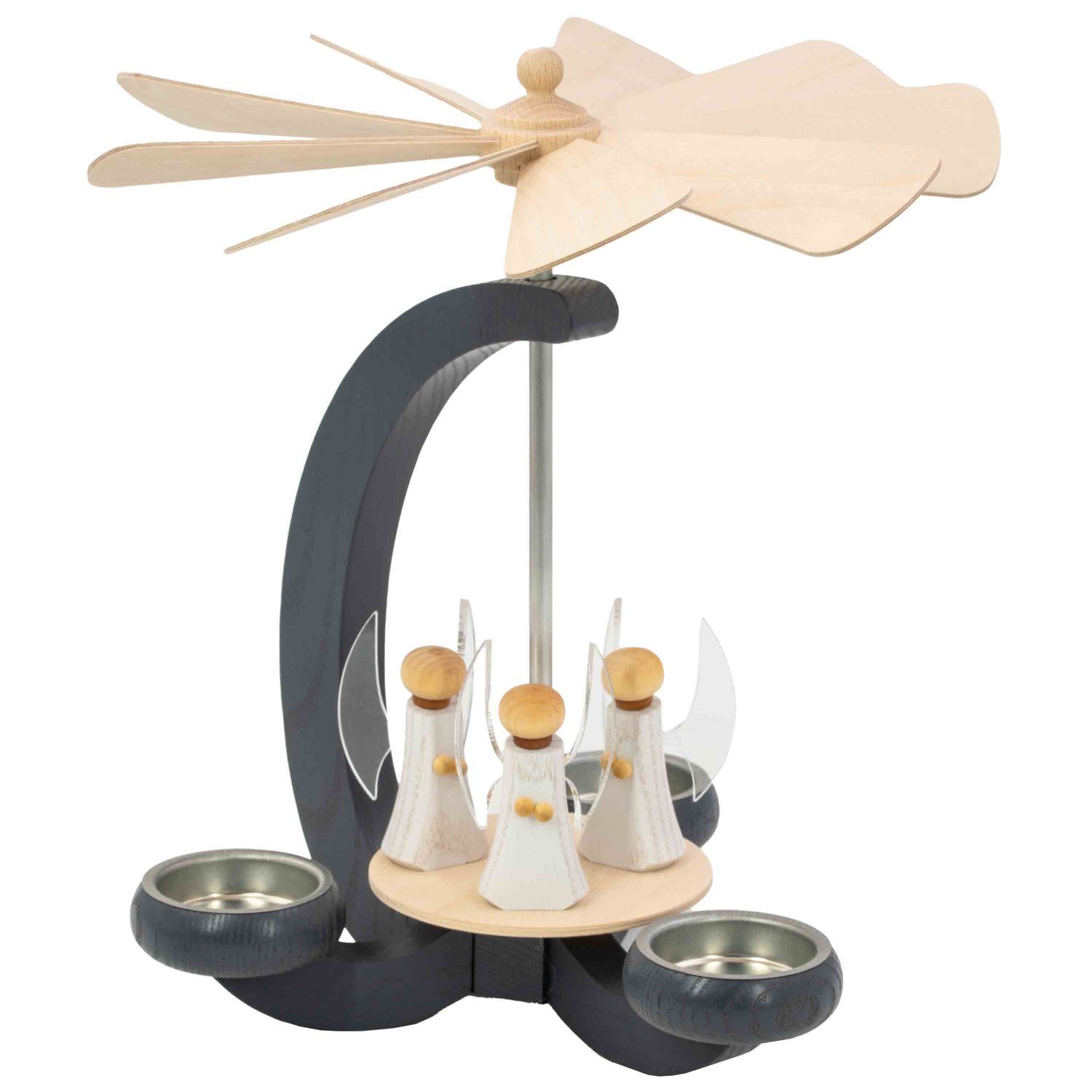 Eine dunkelgraue Teelichtpyramide in Bogenform zeigt drei minimalistische weiße Engel