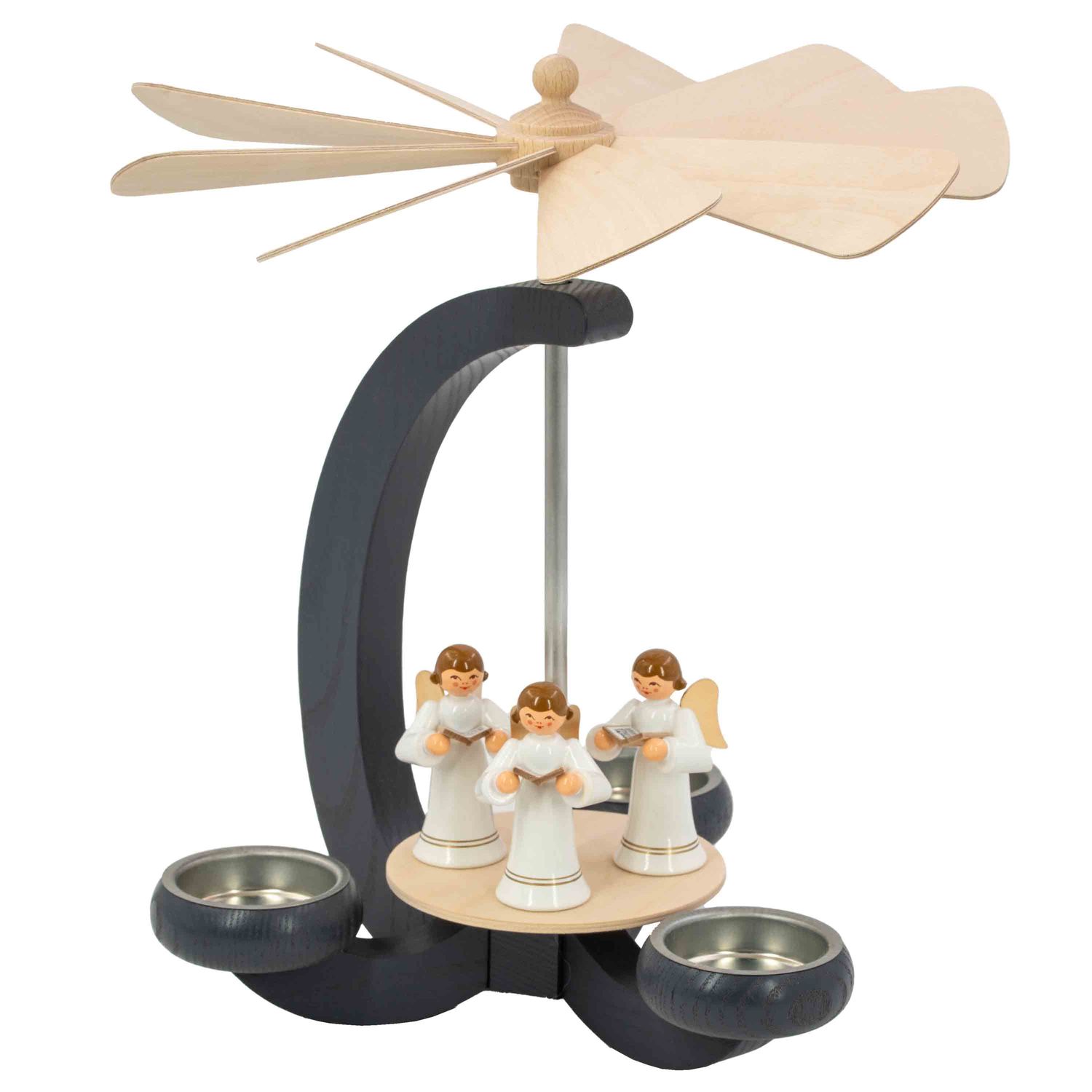 Eine dunkelgraue Teelichtpyramide in Bogenform zeigt drei traditionelle weiße Engel mit Büchern