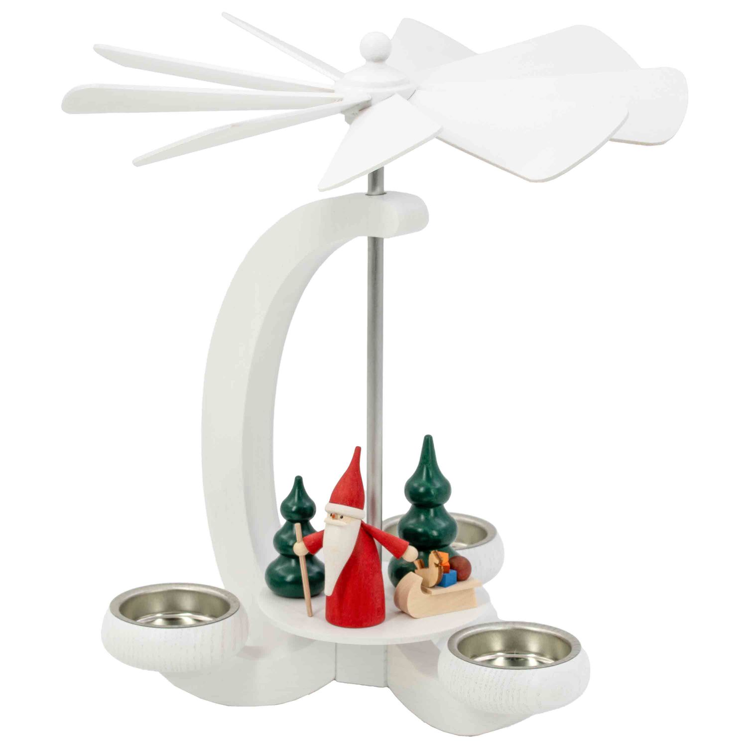 Ein weiße Teelichtpyramide in Bogenform zeigt einen roten Weihnachtswichtel mit Schlitten neben zwei grünen Tannenbäumen