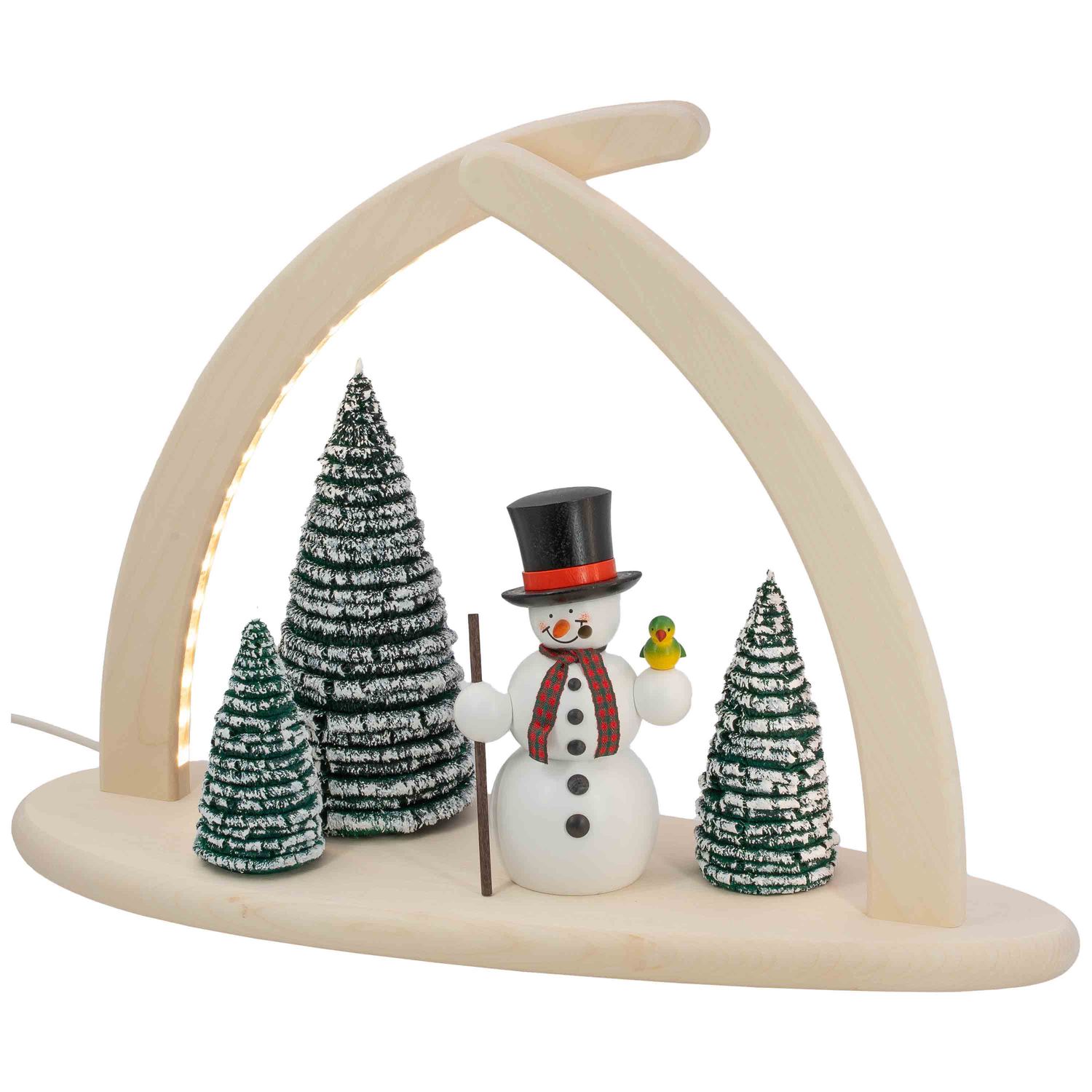 Ein dreieckiger Lichterbogen zeigt einen Schneemann mit schwarzem Zylinder und rotem Schal sowie einem kleinen Vogel zwischen verschneiten Tannen