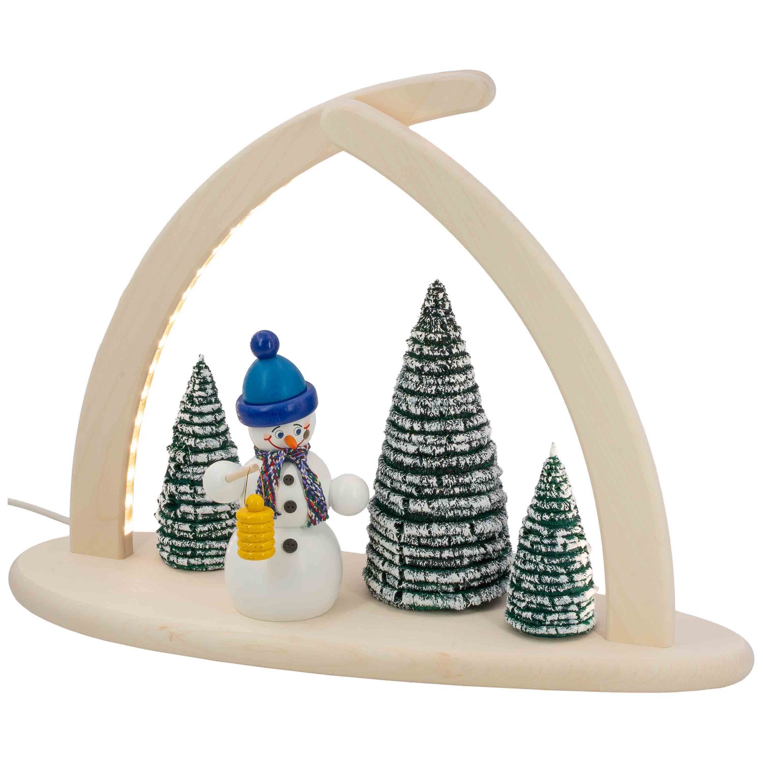 Ein dreieckiger Lichterbogen zeigt einen Schneemann mit blauer Mütze und Schal sowie einer gelben Laterne umgeben von verschneiten Tannen