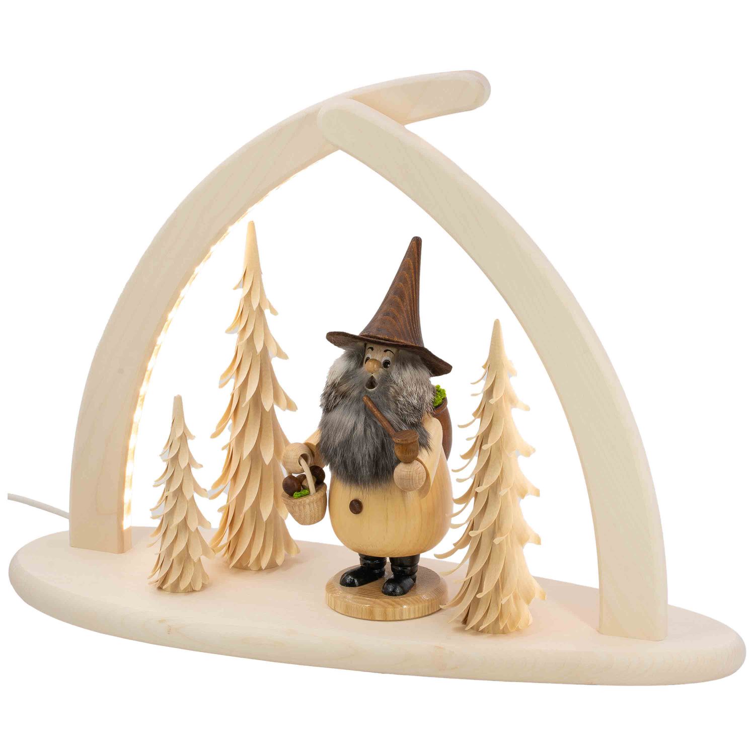 Ein dreieckiger Lichterbogen zeigt einen Waldwichtel in Naturtönen mit einem spitzen Hut und einem Korb in der Hand umgeben von filigranen Bäumen aus hellem Holz