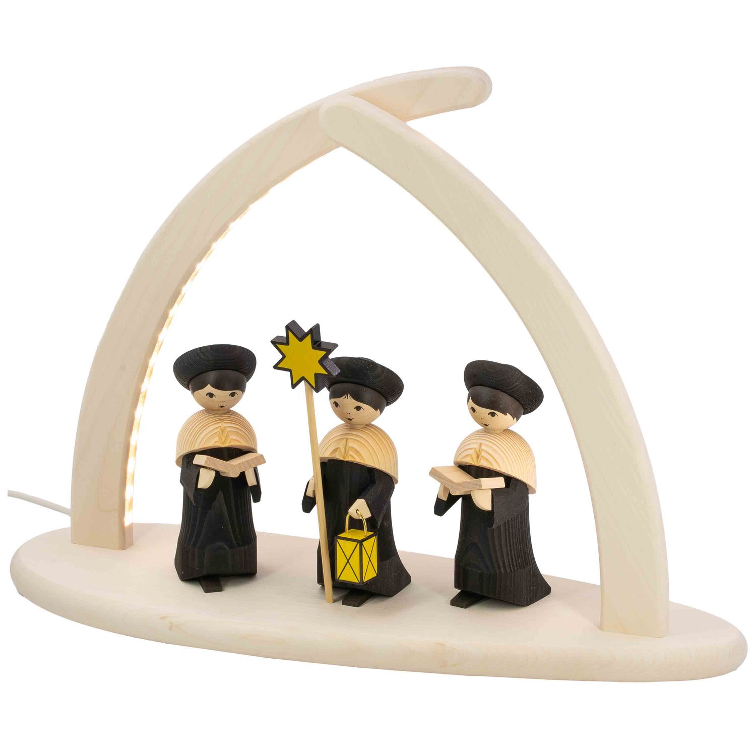 Ein dreieckiger Lichterbogen zeigt drei aufwendig gestaltete Kurrendesänger in schwarzer Kleidung welche Bücher sowie einen Stern und eine Laterne halten