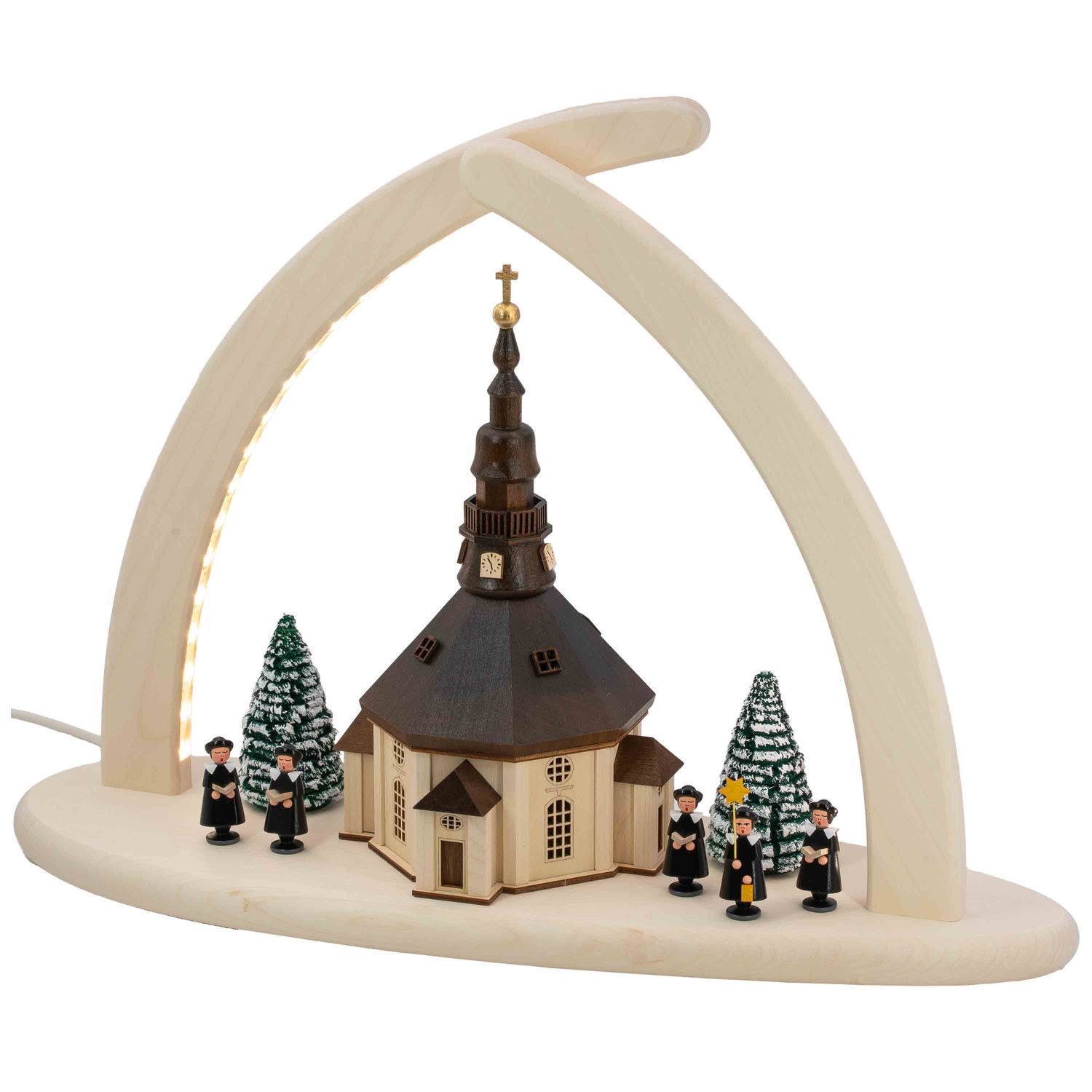 Ein dreieckiger Lichterbogen zeigt die runde Seiffener Kirche in natur mit dunkelbraunem Dach umgeben von kleinen Kurrendesängern und verschneiten Tannen