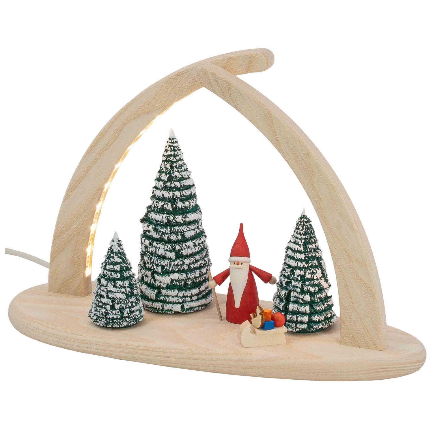 Ein dreieckiger Lichterbogen zeigt einen Weihnachtswichtel mit weißem Bart rotem Mantel und Mütze davor ein Schlitten mit Geschenken umgeben von verschneiten Tannen