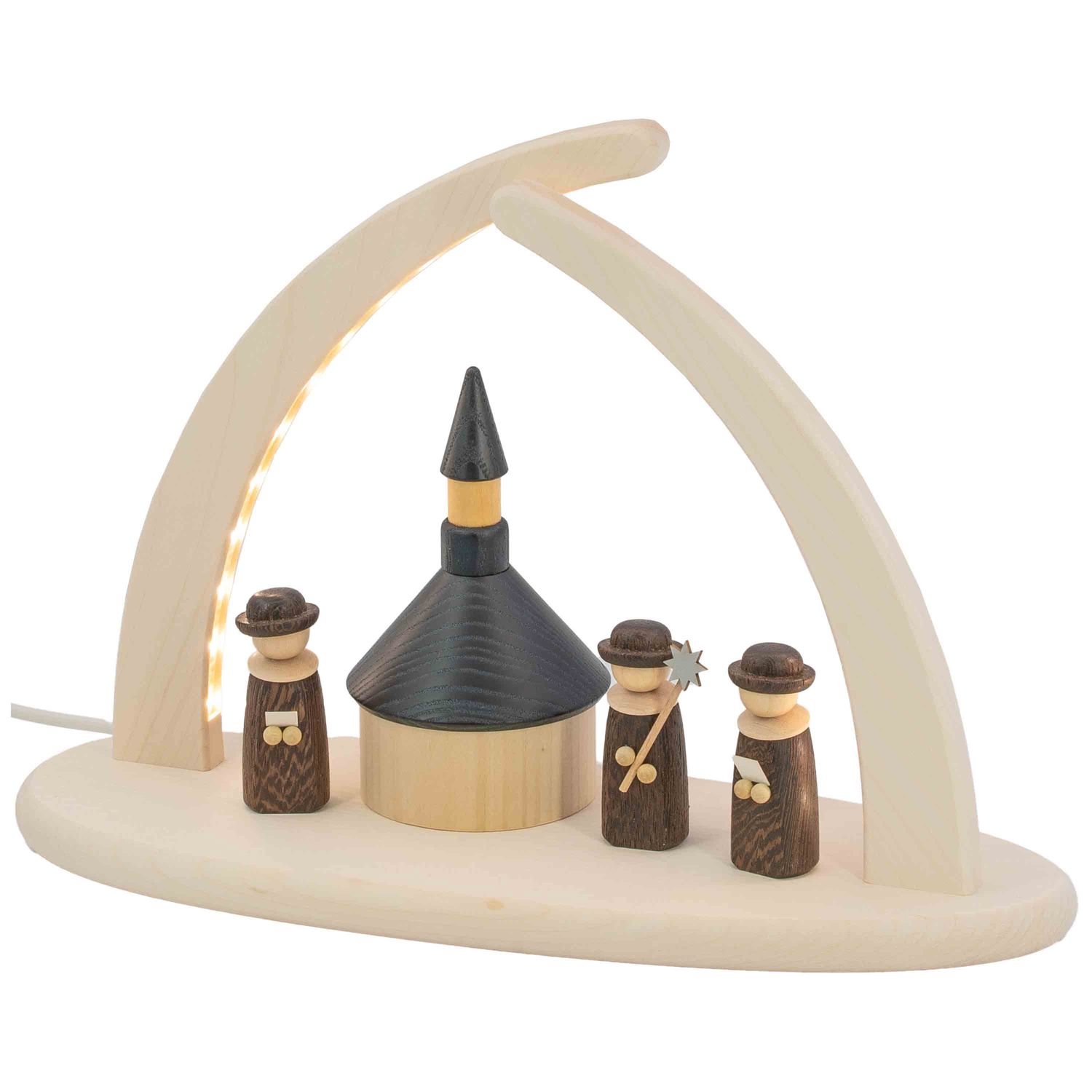 Ein dreieckiger Lichterbogen zeigt drei Kurrendesänger in natur dazwischen die runde Seiffener Kirche mit schwarzem Dach